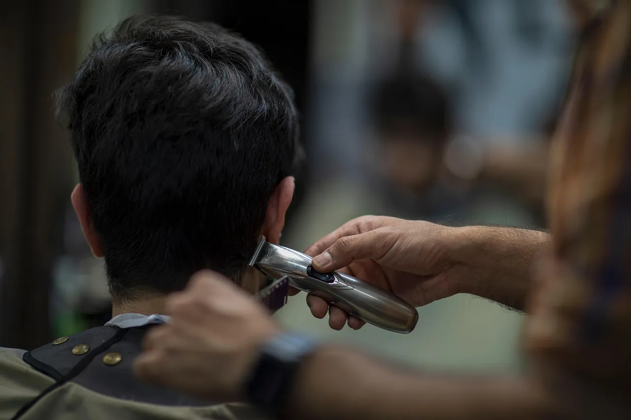 Clippers fading the back of a client's neck