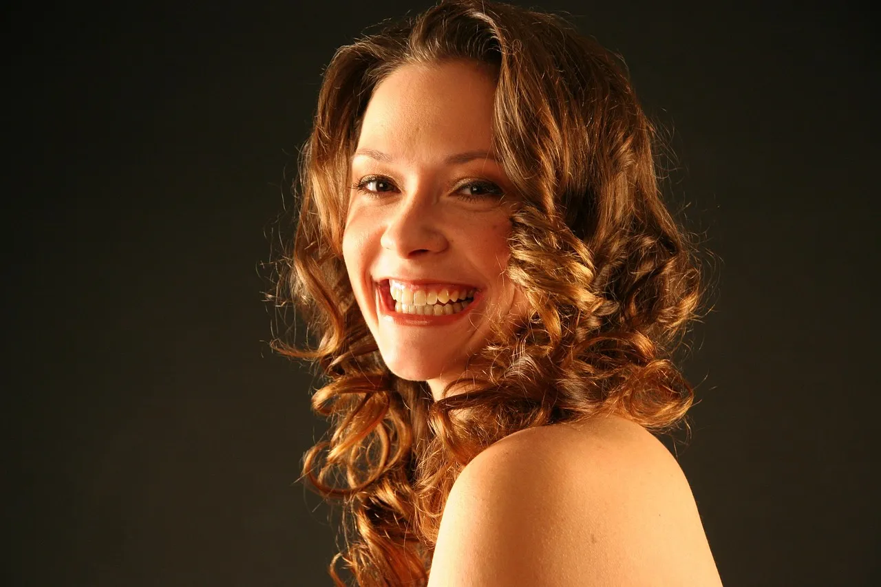 Shoulder-length copper-brown curls